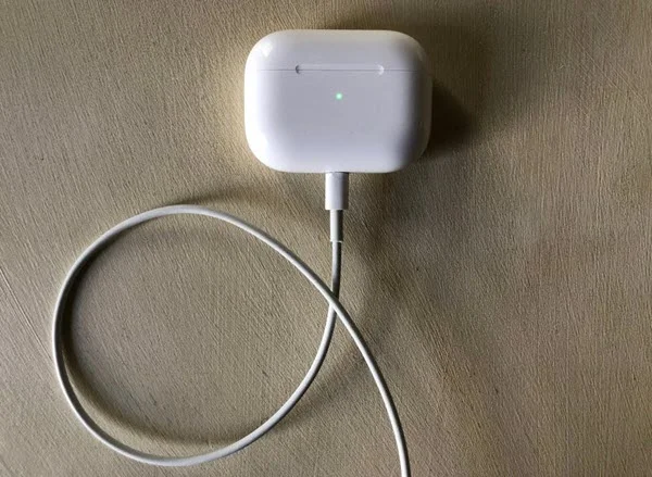 charge airpods charging case