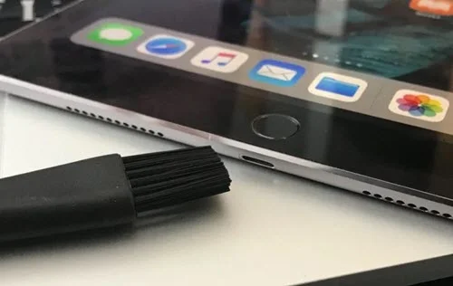 clean ipad lightning port