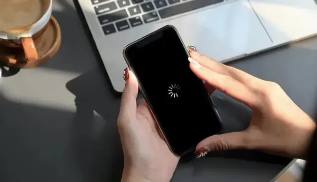 iphone black screen with spinning wheel